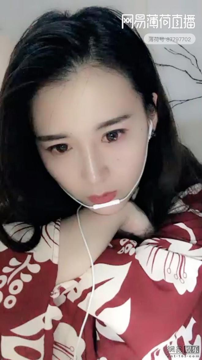 热潮涌动！美女直播绽放艳丽