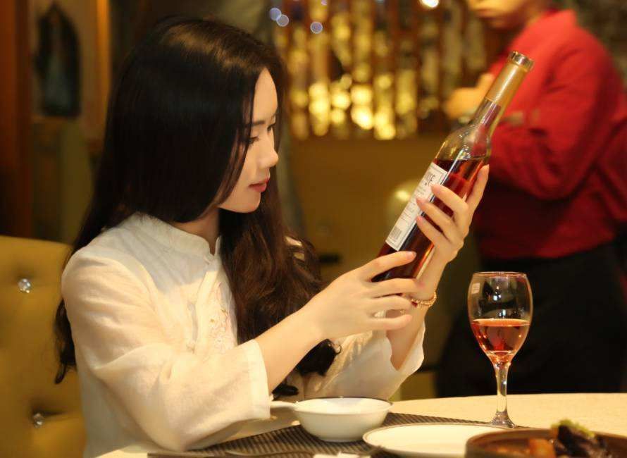 酒吧调酒师：挑战你的灌醉美女游戏