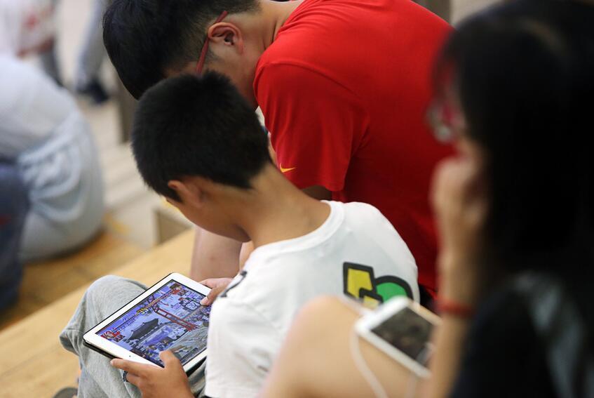 儿子玩手机游戏好不好呢-手机游戏给予孩子们一个与朋友交流、放