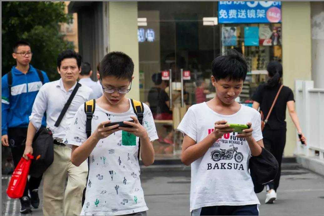 上课玩手机搞笑视频_视频搞笑课堂玩手机游戏怎么弄_搞笑视频课堂玩手机游戏