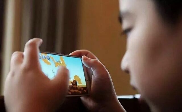 5岁小孩想玩手机游戏_小孩玩想手机游戏怎么办_小孩爱玩手机游戏