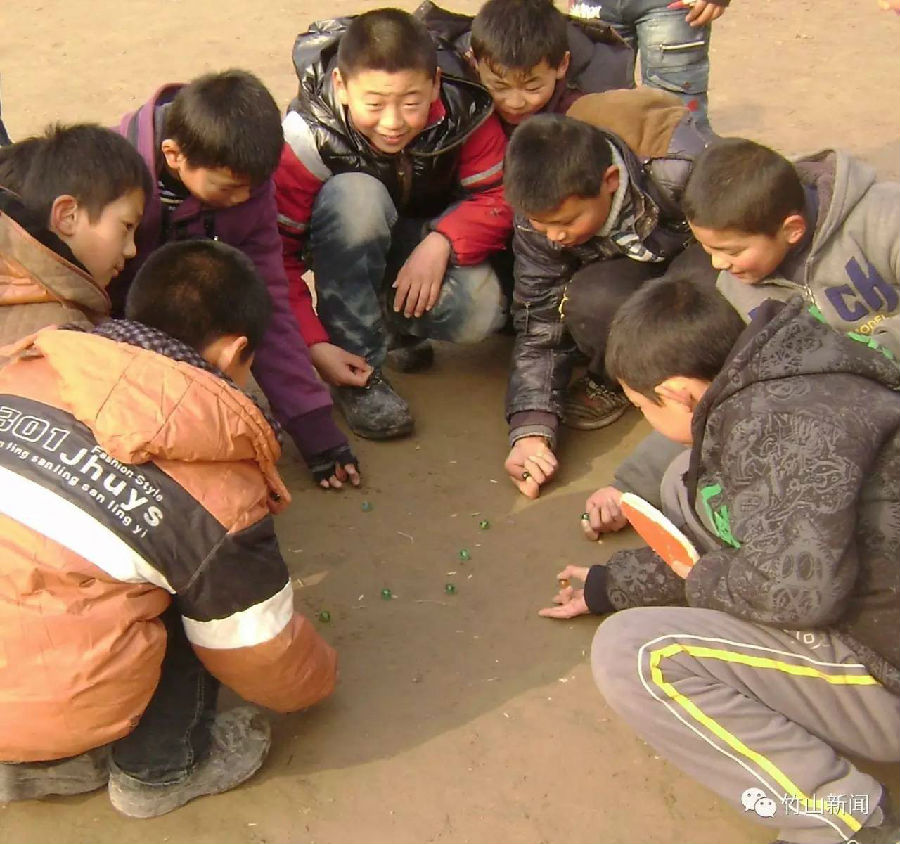 视频男孩玩手机游戏叫什么_小孩玩手机游戏的视频_6岁男孩玩手机游戏视频