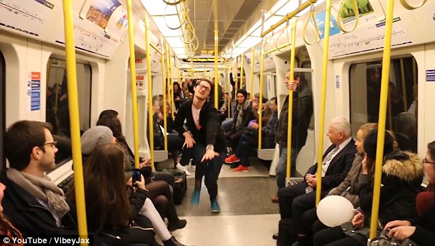 唱歌手机游戏：让你在拥挤地铁中成为舞台巨星的秘诀