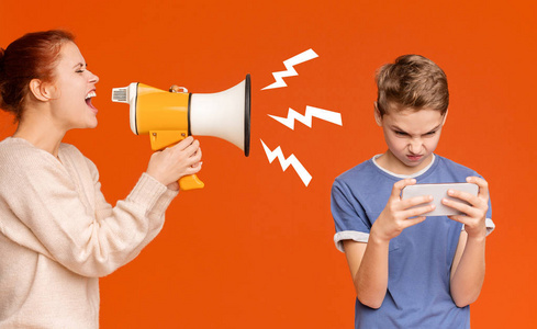 传统游戏和手机游戏作文-游戏时光：从儿时的纯粹乐趣到手机游戏