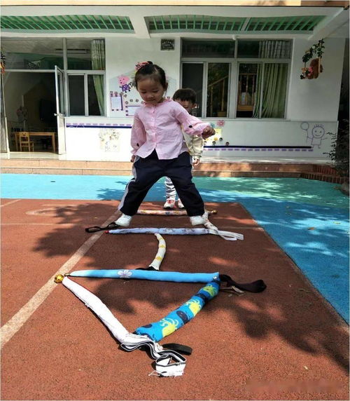 小班晨锻游戏,趣味游戏点亮幼儿活力早晨”